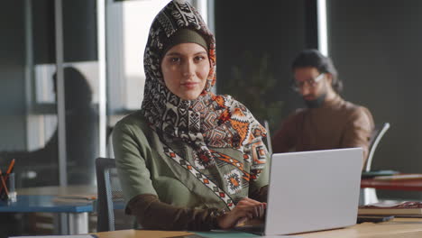 Porträt-Einer-Geschäftsfrau-Im-Hijab,-Die-Im-Büro-Am-Laptop-Arbeitet